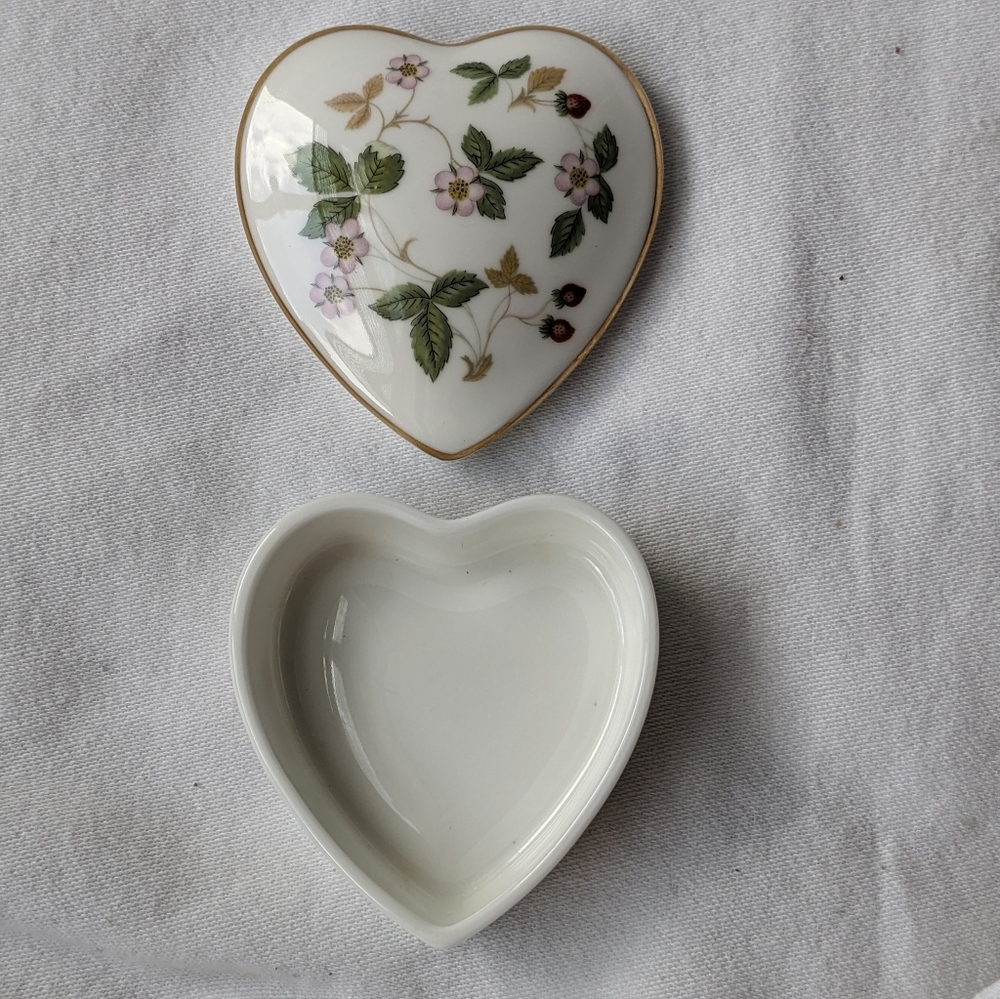 Wedgwood Wild Strawberry Bone China Small Heart Box & Lid Gold Rim Discontinued - Picture 2 of 11